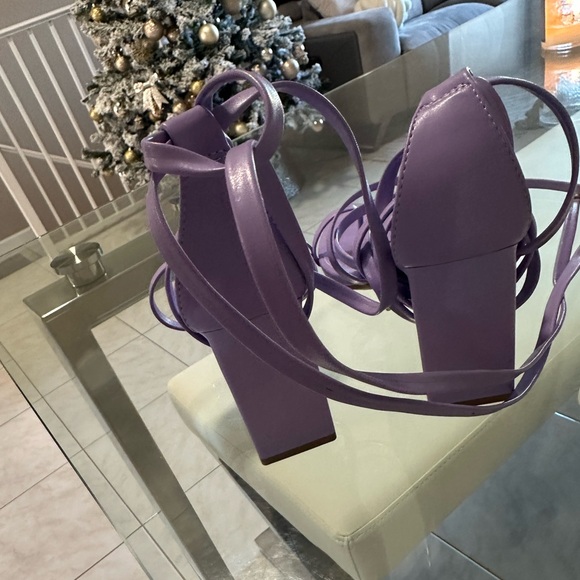 Point toe lavender strappy heels - Picture 3 of 4